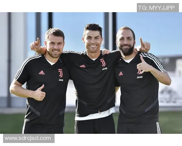 足球球星脱外套瞬间引热议 网友纷纷猜测背后隐藏的独特含义